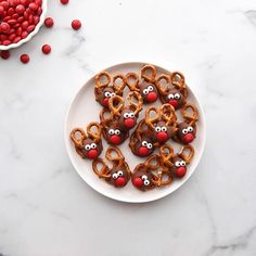 How to make Rolo Reindeer Christmas Treat Easy Bake Christmas Treats, Rolo Reindeer Pretzels, Salty Snack For Kids Christmas Party, Christmas Easy Snack Ideas, Easy Christmas Snacks For Kids To Make, Easy Christmas Food Ideas Snacks, Christmas Easy Food Ideas, Christmas Lunches For Kids, Cute Christmas Treats For Kids