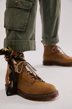 Shop our Dr. Martens 101 Lace Up Boots at FreePeople.com. Boho clothing for the creative spirit- free worldwide shipping. Green Boots Outfit, Grunge Flannel, V Neck Pattern, Retro Fashion Outfits, Hood Jacket, Green Boots, Khaki Jacket, Shoes Photography, Utility Style