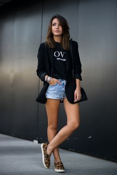 sweater + shorts - Lovely Pepa by Alexandra Look Short Jeans, Casual Chique Stijl, Chique Outfit, Leopard Print Shoes, Looks Style, Style Outfits, Look Chic, Outfits Casuales, Moda Fashion