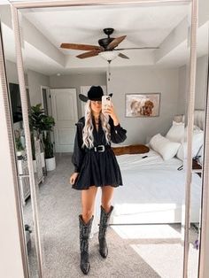 Purse Must Haves Items, Wallen Concert Outfit Ideas, Black Cowgirl Outfit, Morgan Wallen Concert Outfit Ideas, Purse Must Haves, Cowboy Outfits For Women, Morgan Wallen Concert Outfit, Country Fall Outfits, Traje Cowgirl