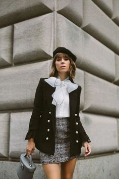 I love the French inspired outfit! So perfect for fall and winter! Preppy Mode, Adrette Outfits, Walking Down The Street, French Girls, Minimal Chic, Parisian Chic