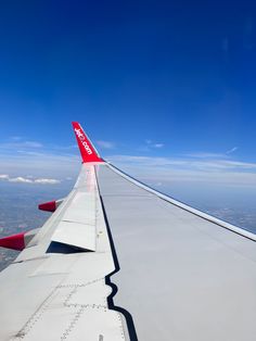 the wing of an airplane flying in the sky