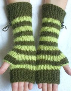 Crochet Hand Gloves Free Beginners Ideas Black And Green Crochet, Arm Warmers Aesthetic, Crochet Gloves Fingerless, Corset Gloves, Crochet Gloves Free Pattern, Crochet Arm Warmers, Fingerless Gloves Crochet, Crochet Green, Gloves Crochet