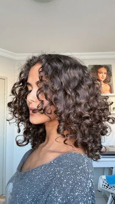 Center Part Curly Hair, Short Curly Haircuts Layers, Middle Eastern Curly Hair, Hairstyles Wolfcut Curly, Face Framing Layers Curly Hair Medium, Curly Haircut Oval Face, Curly Haircut Medium Length, Shirt Curly Haircut, Curly Haircut Mid Length