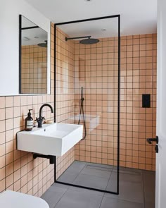 Peach Tile Bathroom, Bathroom Screen, Peach Bathroom, Interior Design Minimalist, Black Taps, Decor Eclectic, Design Blogs