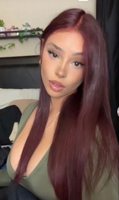 GORGEOUS RED HAIR COLOR IDEAS FOR GIRLS - color de pelo rojo Cherry Red Coke Hair, Red Coke Hair, Dark Red Hair On Tan Skin, Cherry Red Dark Hair, Coke Cherry Hair, Tan Girl Hair Color Ideas, Brown Girls With Red Hair, Red Wine Hair Color Burgundy