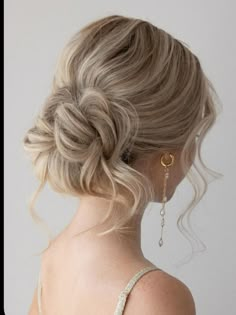 wedding ideas, wedding aesthetic, marriage, bride, groom, wedding guest, wedding pictures, wedding hairstyle, wedding nails, wedding invitation, wedding stationary, wedding decoration Cute Prom Hairstyles, Messy Hair Updo, Wedding Hair Up, Ball Hairstyles