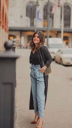 Paperbag Waist Pants Outfit, High Waisted Trousers Outfit, Waist Pants Outfit, Duster Outfit, Denim Pants Outfit, Paperbag Jeans, Jeans Heels Outfit, Neutral Fall Outfits, Paper Bag Jeans