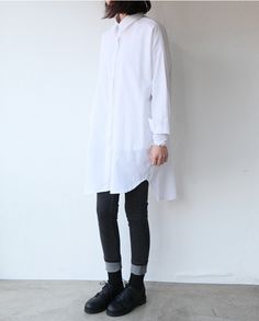 Alguna camisa sencilla y bonica "oversize" de manga larga, que tape el culo! White Shirt Outfit Winter, Long White Shirt Outfit, Shirt Outfit Winter, White Shirt Outfit, Outfit Winter, White Fashion