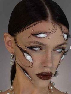 Mannequin Makeup Ideas, Extraterrestrial Makeup, Surrealism Makeup, No Eyebrows Makeup, Surreal Makeup, Avantgarde Makeup, Magical Makeup