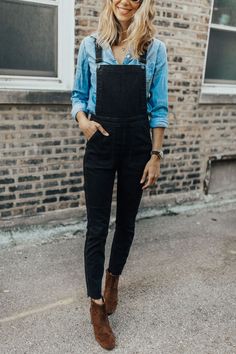 Female Overalls Outfit, Overalls For Work, Overalls Doc Martens Outfit, Black Dungarees Outfit Winter, Black Overall Outfit, Black Overalls Outfit Fall, How To Style Overalls, Overalls Outfit Spring