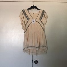 Nwt Free People Ivory Dress W/ Pockets Size Large Flowy V Neck Dress Msrp $108 Beige A-line Bohemian Dress, Beige V-neck Rayon Dress, Cream Flowy Dress For Daywear, Summer Neutral Short Sleeve Dresses, Bohemian Beige A-line Dress, Cream Midi Dress With Short Sleeves And Flowy Fit, Cream Flowy Midi Dress With Short Sleeves, Flowy Cream Tunic Dress, Cream Bohemian V-neck Mini Dress