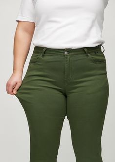 With Perfect Jeans - Slim - Renewals, you get the perfect green slim fit jeans for women with plenty of stretch and comfort. This model features a close-fitting silhouette that accentuates your body shape without being as tight as skinny jeans. Our slim jeans for women ensure your mobility in everyday life. They are designed to be long-lasting and retain their color and shape after washing and use. The beautiful dark green jeans are high-waisted and are the perfect fit for those who want a splas Dark Green Jeans, Jeans Models, Unique Fits, Green Jeans, Womens Capris, Perfect Jeans, Ravens, Slim Jeans, Danish Design