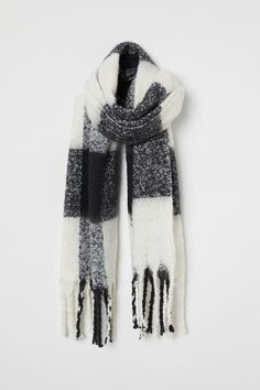 Uçlarında saçaklı yumuşak kumaştan, H & M'in bu siyah-beyaz kareli fular fiyatı 14,99 Euro. Scarf Aesthetic, Woven Scarf, Woven Scarves, Winter Fit, Black Scarf, Fashion Inspiration Design, Winter Accessories, Winter Fashion Outfits