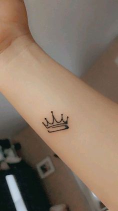 Tatoo For Girl Hands, Small Mehendi Tattoo Designs, Simple Princess Crown Tattoo, Mehndi Tattoo Designs Small On Hand, Crown Henna Designs, Mehendi Small Tattoo, Finger Tattoo Designs Simple, Crown Mehendi Designs, Small Tattoo For Girls Hand