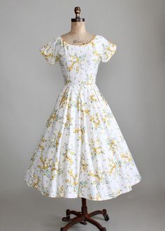 50s Style Dresses, Cottagecore Fashion Dresses, Vintage Online Shop, Cotton Floral Dress, Cottagecore Fashion, Vintage 1950s Dresses, 50s Dresses, 1950s Dress, Dresses Vintage