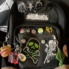 Alt Backpack, Pins On Bag, Diy Backpack Decoration, Messenger Bag Aesthetic, Scene Backpack, Grunge Backpack, Backpack With Pins, Punk Fashion Diy, Backpack Ideas