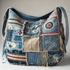 Questa borsa a spalla artigianale è un perfetto mix tra stile vintage e boho chic. Realizzata in denim sfilacciato e sovrapposto, con un patchwork di tessuti rossi e bianchi, è unica nel suo genere. Le cuciture sashiko in bianco, rosso e giallo aggiungono un tocco decorativo raffinato, mentre la struttura morbida e rilassata la rende perfetta per ogni occasione. Ideale per chi cerca un accessorio originale, fatto a mano e ricco di carattere, questa borsa celebra la bellezza dell'artigianalità!  #BorseArtigianali #ModaBoho #DenimVintage #AccessoriFattiAMano Jeans Bags Ideas, Diy Bags No Sew, Women's Bag By Pattern, Denim Bag Diy, Denim Bag Patterns, Handmade Fabric Bags, Women's Bags By Material, Jeans Bags, Women's Bags By Shape