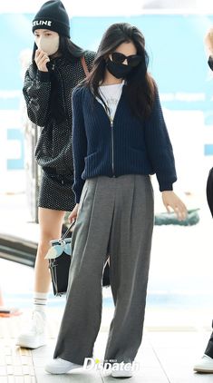 White Sneakers Women, At The Airport, 가을 패션, Winter Clothes, Airport Outfit, Blackpink Fashion, Kpop Outfits