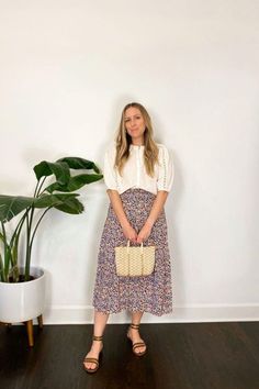 Four outfits with a floral midi skirt. Michelle Tomczak Blog. Shirts To Wear With Midi Skirts, Floral Mini Skirt Outfit Summer, Spring Midi Skirt Outfit, Midi Skirt Curvy, Plus Size Colorful Outfits, Floral Mini Skirt Outfit, Floral Midi Skirt Outfit, Mini Skirts Outfits Summer, Skirt Outfit Summer