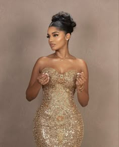 Brown Woman Wedding Dress, Valdrin Sahiti Gold Dress, Fitted Gold Prom Dress, Golden Prom Dress Gold Gown, Gold Glam Dress, Ball Gowns Black Women, Gold Dress Black Woman Birthday, Baddie Dresses Formal, Gold Bday Dress