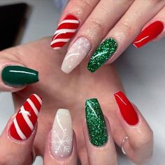 Christmas Nail Designs Acrylic, Nail Noel, Kutek Disney, December Nails, Candy Cane Nails, Manikur Kuku, Red Christmas Nails, Cute Christmas Nails, Christmas Nails Easy