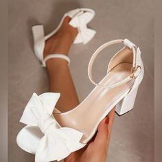 Cute Wedding Guest Shoes, Cute White Heels With Bow, Chunky Short Heels, Cute Hoco Shoes, White Kitty Heels, Heels With Bows On Back, White High Heels For Prom, Wedding Shoes Short Heel, White Heels Outfit Dressy