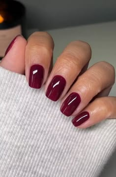 Some call them cherry mocha nails, others are adamant they’re simply burgundy, but one thing is for certain – the coffee-toned red manicure is the easiest nail trend to try at home Cherry Mocha Nails, Mocha Nails, Cherry Mocha, Kutek Disney, November Nails, Fall Nail Trends, Cherry Nails, Smink Inspiration