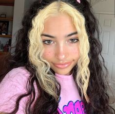 Egirl Inspo, Vereena Sayed, Curly Hair Color Ideas, Dyed Bangs, Curly Hair Color, Highlights Curly Hair, Blonde Streaks