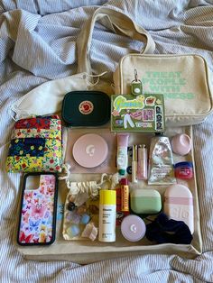 Summer Bag Essentials, Everyday Bag Essentials, To Do Planner, Backpack Essentials, School Bag Essentials, Inside My Bag, Purse Essentials, Summer Tote Bags, Handbag Essentials