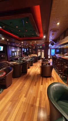 a room filled with lots of tables and chairs next to each other on top of hard wood flooring