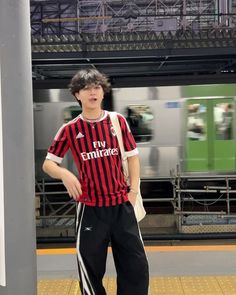 Football Jersey Outfit Mens, Football Shirt Outfit, Tokyo Japan Aesthetic, Jersey Outfit Men, Soccer Jersey Outfit, Mens Fall Fashion, Outfit Jersey, Jersey Outfits, Jersey Streetwear