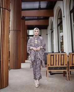 Kebaya Modern Hijab Bridesmaid, Hijab Bridesmaid, Kaftan Batik, Batik Dress Modern, Baju Kahwin, Kebaya Modern Dress, Batik Modern, Womens Dress Coats