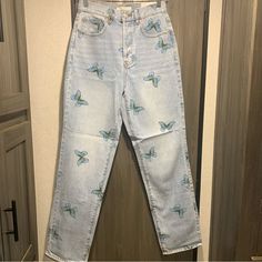 High Waisted 5 Button Zip And Fly Closure Classic Blue Light Wash Straight Leg Fit 5 Pockets Total Approx 31 Inch Inseam *Currently Sold Out On Pacsun Website* Grab Them Now!! Butter Fly Jeans, Pacific Sunwear, Jeans Pacsun, Pacsun Jeans, Dad Jeans, Classic Blue, Butterfly Print, Pacsun, Blue Light