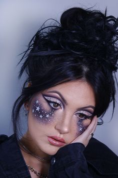 https://www.instagram.com/p/CMXrArWhZqR/?igshid=1vo369yznplmp Moon And Star Makeup Look, Glam And Glitz Makeup Look, Astrology Makeup Looks, Moon Fairy Makeup Ideas, Night Fairy Makeup, Space Face Painting, Space Inspired Makeup