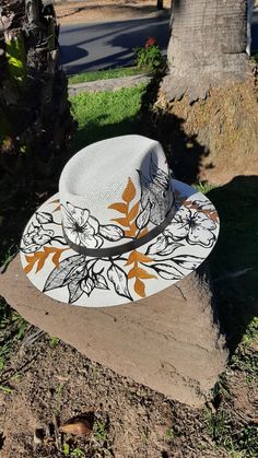 Gorgeous Hand painted hats, 100% made with acrilic paint. Painted hats for woman. Make sure to follow us to see more styles! #paintedcowboyhats handpaintedhats #handpainthat #sombrerohat #beachhats #sombrero #sombreropintadoamano #artisanalhats #summerhatforwomen #minimalista #bohoyhippy Hand Painted Leather Bag, Crochet Newsboy Hat, Painted Leather Bag, Baby Summer Hat, Women Fedora, Womens Beach Hat, Large Brim Hat, Woman Hand