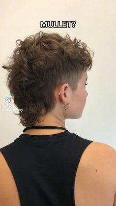 Short Hair Shaved Sides, Short Punk Hair, Haircut Selfie, Photo Hijab, Hair Salon Ideas, Androgynous Hair, Hair Styles Ideas