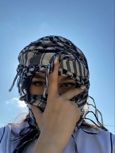 Mode Indie, Estilo Hijab, Veiled Woman, Bff Hands Aesthetic, Arab Beauty, Everyday Fashion Outfits, Slick Hairstyles, Feminine Aesthetic