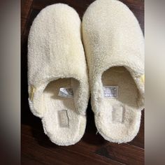 Basically Brand New Ugg Sugar Slide I Think The Color Is Listed As “Banana Pudding” Just A Little Too Snug On Me! Regular Price Is 83.99 Fuzz Sugar Slide Ugg, Cream Yellow, Banana Pudding, Womens Uggs, Ugg Shoes, Slippers, Women Shoes, Cream, Yellow