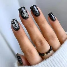 Festive Christmas Nails Bridal Nails Coffin, Black Christmas Nail Designs, Winter Nails Snowflake, Wedding Nails Fall, Sparkly Acrylic Nails, Festive Christmas Nails, Nail Designs For Short Nails, Holiday Nails Winter, Xmas Nail Art