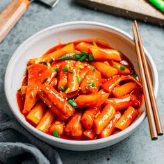 Tteokbokki (떡볶이) is a popular Korean street food that consists of rice cakes simmered in a spicy red chili sauce. There are many variations of this dish, some can include cabbage, eggs, cheese, and more. Korean Tteokbokki, Best Korean Food, Vegan Sausage, Red Rice