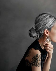 Long White Hair, Beautiful Gray Hair, Natural Gray Hair, Silver Grey Hair, Long Gray Hair, Penteado Cabelo Curto, Grey Hair Color