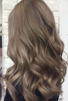 Cool and earthy, this hue is surprisingly refreshing. We've rounded up some major mushroom brown hair inspiration to show what we've all been missing out on. Brown Hair Inspiration, Blonde Shades, Beauty Killer, Ash Hair, Ash Brown Hair, Women's Hairstyles, Hair Shades, Brown Blonde Hair, Trendy Hair