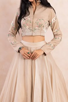 Lengha Sleeve Design, Blouse Western Style, Lehnga Jacket Designs, Crop Top On Lehenga, Blouse Lengha Design, Collar Lehenga Blouse, New Lehenga Blouse Design, Jacket Style Blouses For Lehenga, Blouse And Lehenga Designs