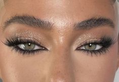 Graduation Inspo Makeup, Victoria Secret Eye Makeup, Makeup Dark Eyeshadow, Glitter Eyelashes, Glitter Water, Maquillage On Fleek, Eyeshadow Ideas, Prom Eye Makeup, Make Up Tools