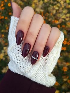 Whether you're looking for a subtle hint of color or a bold statement piece, burgundy nails are the perfect way to showcase your style this season. Explore a variety of designs that range from sleek and simple to intricate and ornate, ensuring there's a perfect match for every preference and occasion. Dive into the world of burgundy nails and find your ideal autumnal look. Ongles Nails, October Nails, Fashion Background, Christmas Hairstyles, Cool Braids, Autumn Beauty, Online Wedding