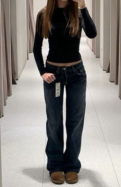 Dark Jeans Aesthetic, Low Rise Straight Jeans Outfit, Styling Dark Wash Jeans, Low Rise Jeans Outfit Ideas, Dark Low Rise Jeans Outfit, Dark Stockholm Style, Boot Cut Outfit, Black Wide Jeans Outfits, Black Low Rise Jeans Outfit