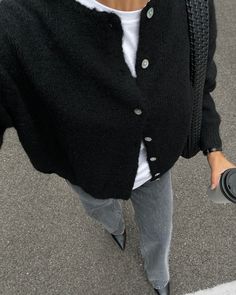 Instagram Black Cardigan Winter Outfit, Black Button Down Sweater Outfit, Black Knit Cardigan Outfit, Outfits With Black Cardigan, All Black Winter Outfits, Black Cardigan Outfit Aesthetic, Cardigan Jeans Outfit, Black Cardigan Outfits, Comfy Winter Fits