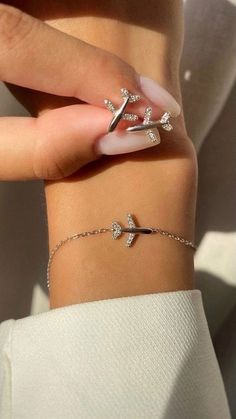 Elegant Silver Jewelry For Travel, Flight Attendant Gifts, Necklace Airplane, خواتم خطوبة, Small Airplanes, Pretty Jewelry Necklaces, Jewelry Accessories Ideas