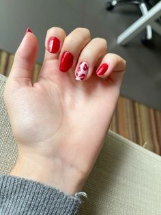 Unha vermelha com detalhes de beijo Curly Hair Photos, Just Girl Things, Red Nails, Stylish Nails, Beautiful Nails, Nails Inspiration, Nail Inspo